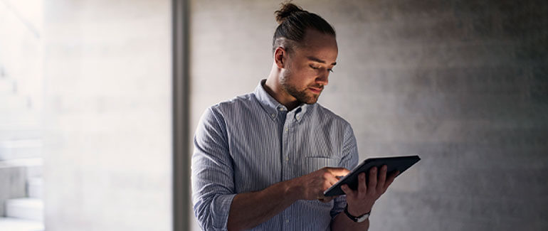 Indexfunds man with ipad