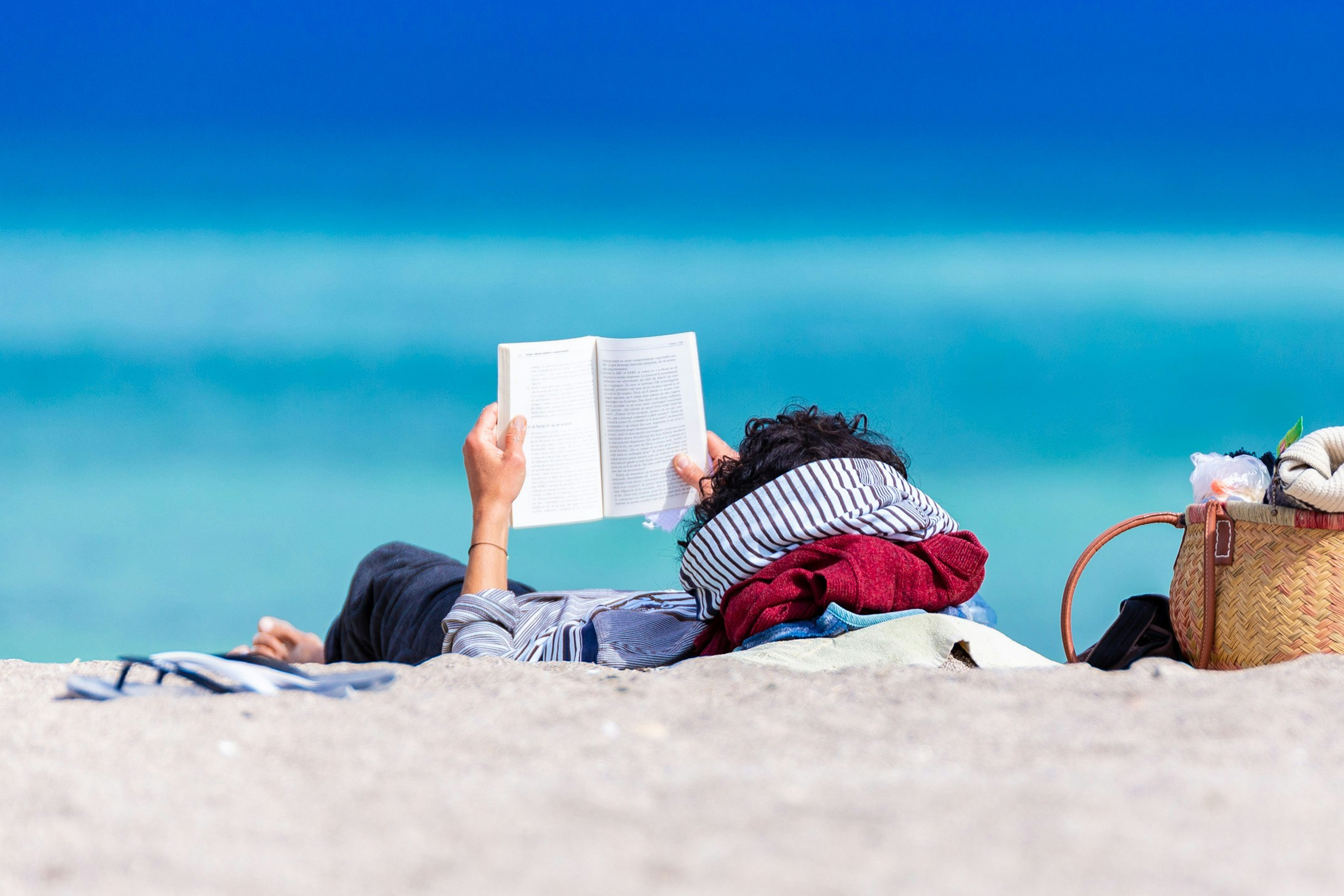 Blogg Teaser - Reading book at the beach
